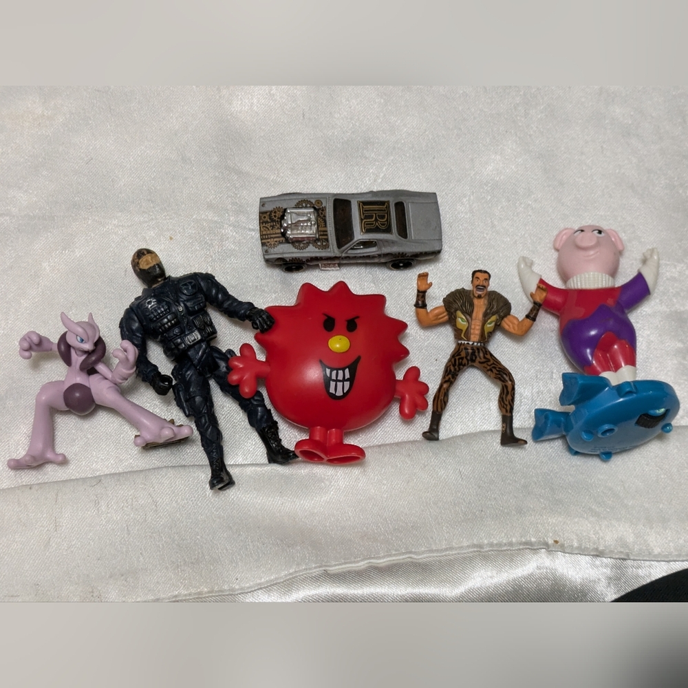 6 toy figures